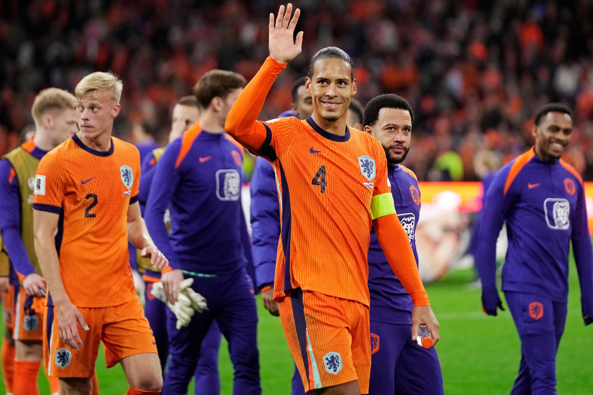 Representando a seleção holandesa pela 71ª vez como capitão, Van Dijk igualou o recorde de De Boer
