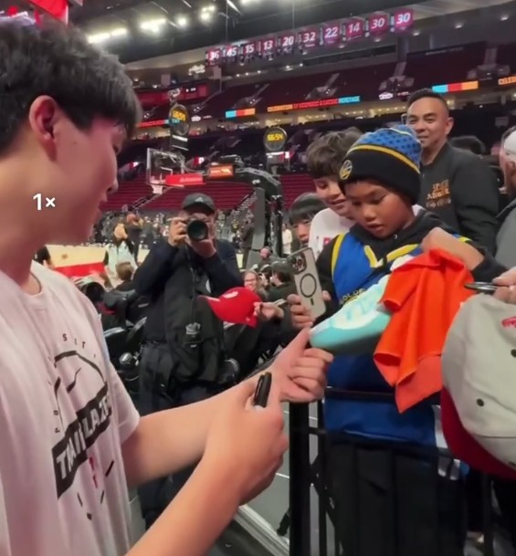 Momento fã! Yang Hansen deu tênis de basquete para jovens torcedores vestindo uniformes dos Warriors antes do jogo