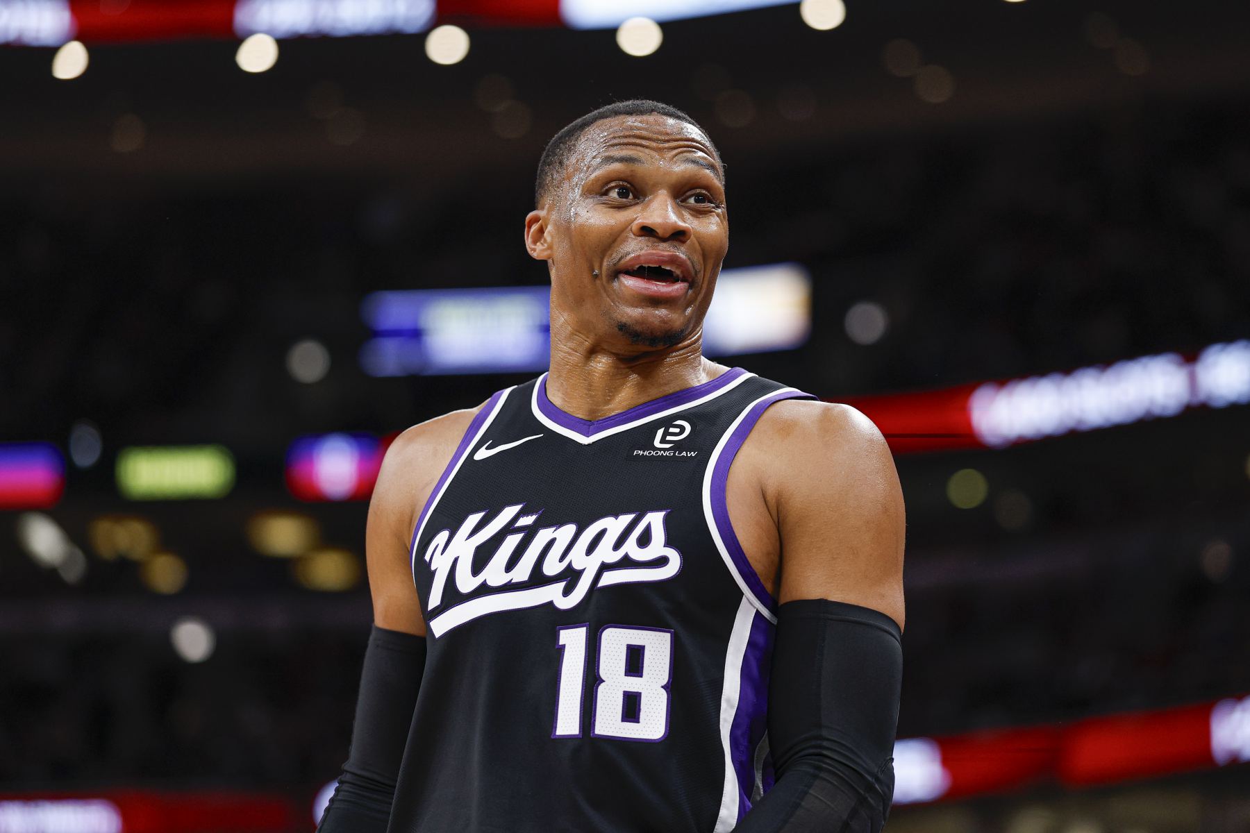 Westbrook começou o jogo e marcou um triplo-duplo, mas sofreu a trágica marca de 10.000 assistências em sua carreira.